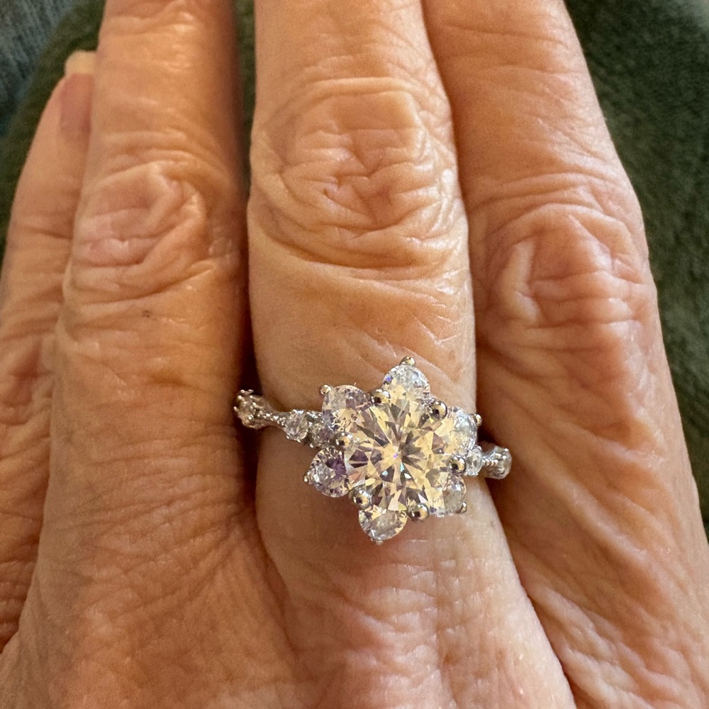 Elegant Moissanite and Silver Floral Ring - Picture 3 of 9